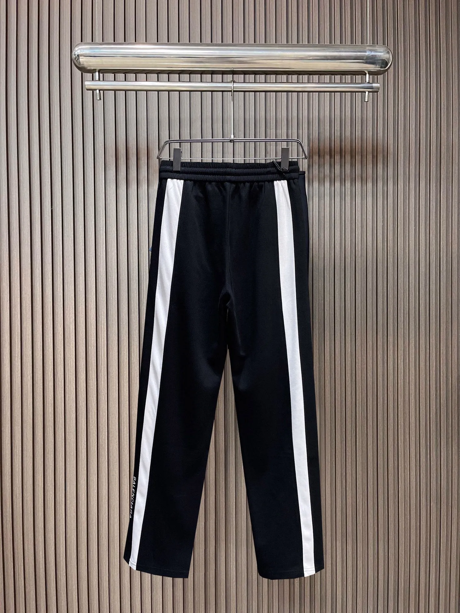 Balenciaga 🆕2026 Autumn and Winter New Arrival Casual Pants! The official website will be released simultaneously. Brand Classic LOGO casual pants, customized fabrics, excellent comfort and strong touch. Highly recognisable, perfect appearance and craftsmanship. Size:M-3XL